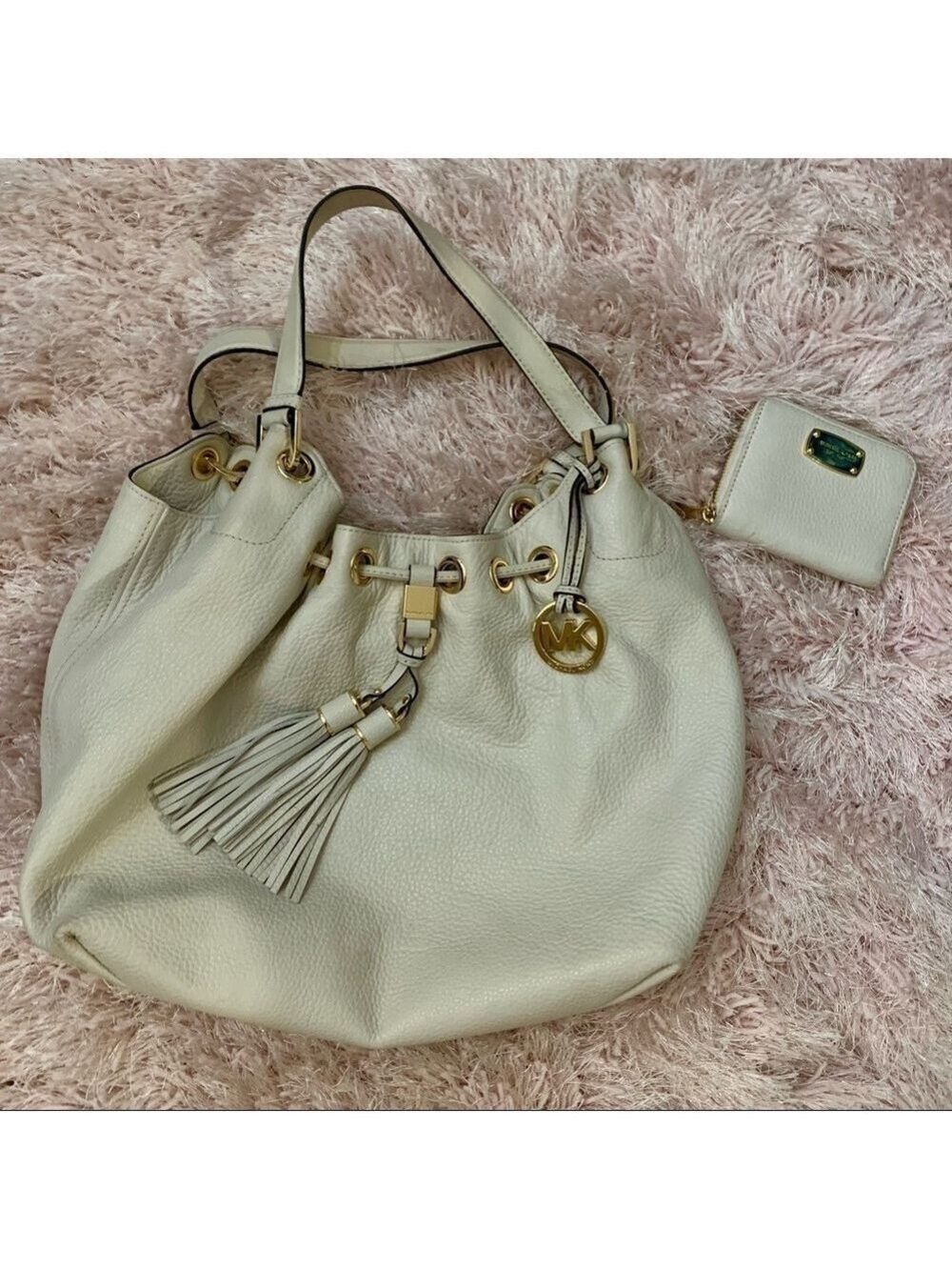 𝅺michael KORS off white leather handbag with matching wallet.